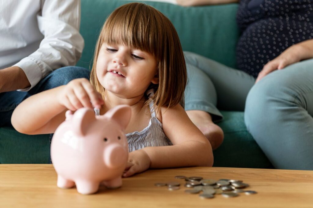 Dia das Crianças: 5 lições importantes para os seus filhos sobre dinheiro - Educação Financeira para crianças - Foto: Freepik