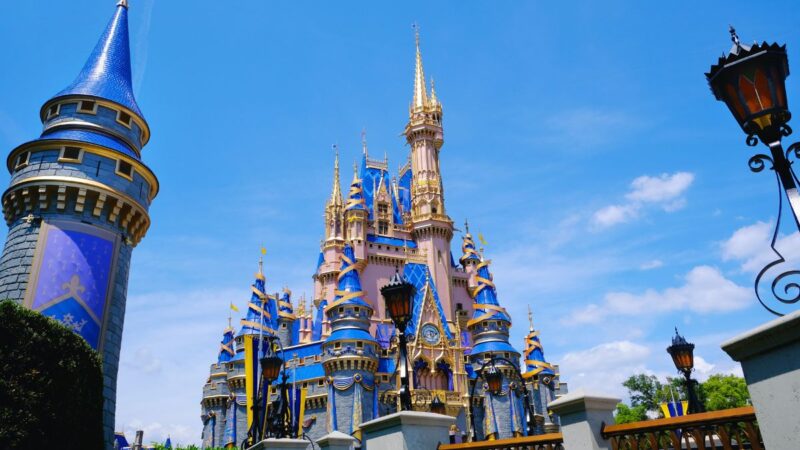 Viajar para a Disney por R$ 25 mil em família até R$ 250 mil com um parque exclusivo