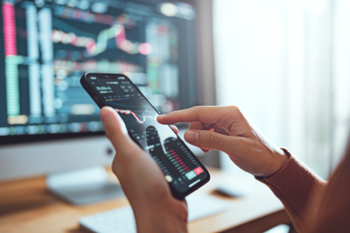 Ibovespa fecha em queda com Raízen e blue chips pressionando o índice