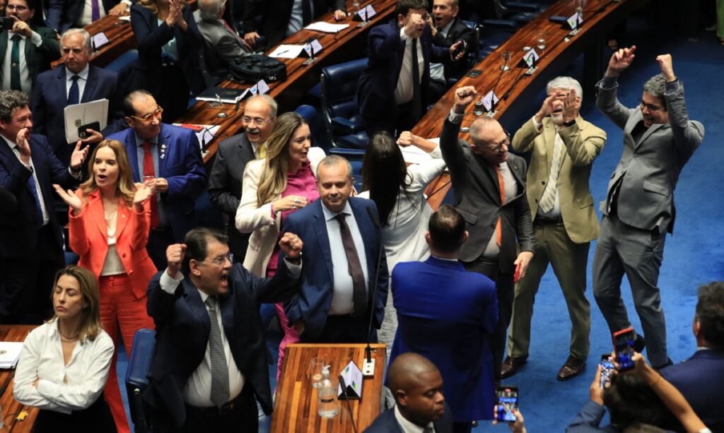 Senadores governistas comemoram aprovação da reforma tributária. Foto: Lula Marques/Agência Brasil