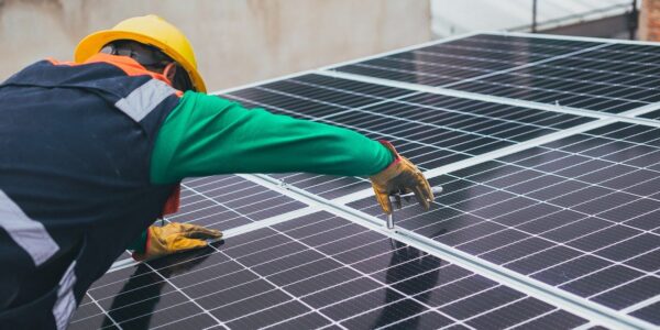 Senado aprova emenda que altera regras da energia solar no Brasil; entenda