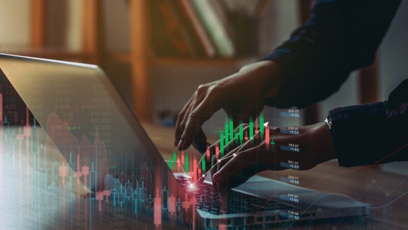 Ibovespa amplia queda, aos 132 mil pontos; Petrobras (PETR4) sobe, Azul (AZUL4) lidera baixas e bancões caem