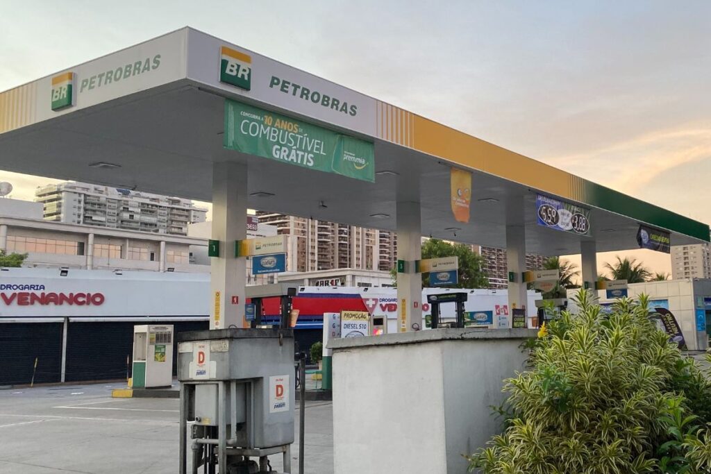 Posto de gasolina da Petrobras (PETR4) - Foto: Unsplash Petrobras (PETR4): Como será 2024 para quem investe na estatal?