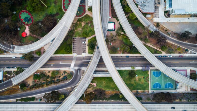 Por que os investimentos em infraestrutura podem ser a “bola da vez” em 2024?
