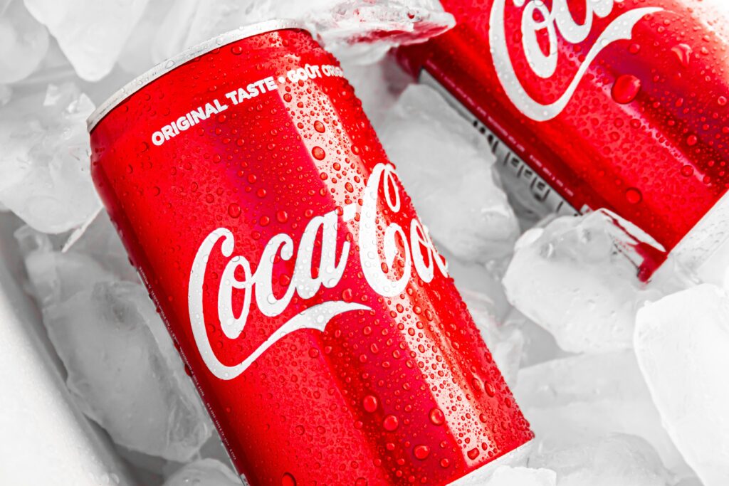 Lucro da Coca-Cola (COCA34) atinge US$ 1,99 bilhão no 4T23; Receita supera as expectativas