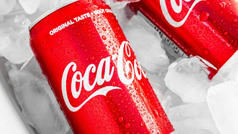 Lucro da Coca-Cola (COCA34) atinge US$ 1,99 bilhão no 4T23; Receita supera as expectativas
