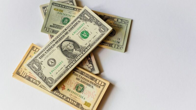 Dólar abaixo de R$ 5,00 ‘testa extremos’, diz especialista