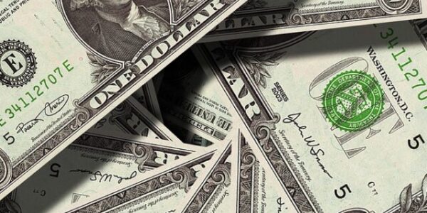 Dólar recua e fecha a R$ 5,64 com quadro fiscal dos EUA no radar