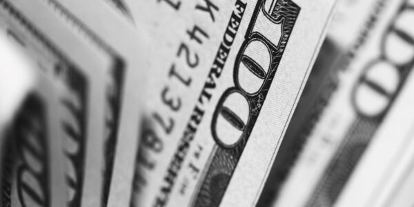 Dólar recua com aposta em novos cortes de juros nos EUA e apoio do varejo no Brasil