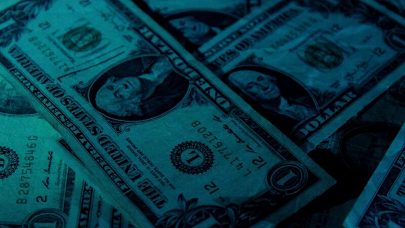 Dólar sobe e chega a R$ 5,09 com questões técnicas e fiscal no radar