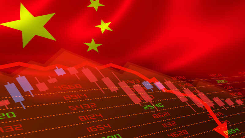 Bolsas asiáticas fecham em baixa após Fitch rebaixar rating da China; Europa sobe à espera do CPI dos EUA