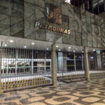 Petrobras (PETR4) perde R$ 34 bi em valor de mercado após saída de Prates; analistas apontam riscos com mudança de CEO