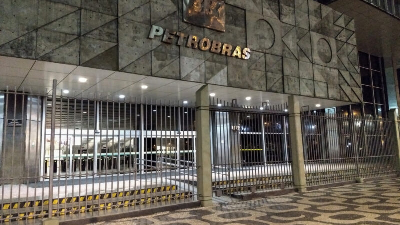 Petrobras (PETR4) perde R$ 34 bi em valor de mercado após saída de Prates; analistas apontam riscos com mudança de CEO