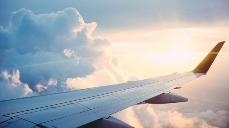 Passagens aéreas estão 10,71% mais baratas, diz IPCA; veja como capturar promoções para viajar