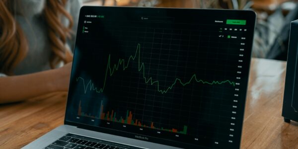 Sextou com recorde: Ibovespa fecha acima dos 141 mil pontos