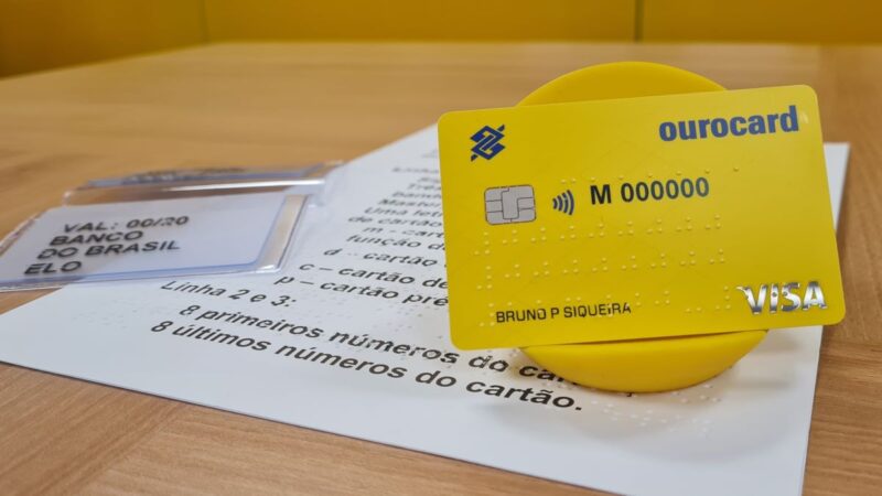 Banco do Brasil (BBAS3) foca em acessibilidade com 1º cartão 100% em braile