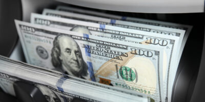 Dólar recua após IPCA-15 na volta do feriado de Memorial Day