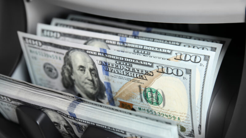 Dólar torna a cair pós-Copom de olho em IPCA e exterior positivo