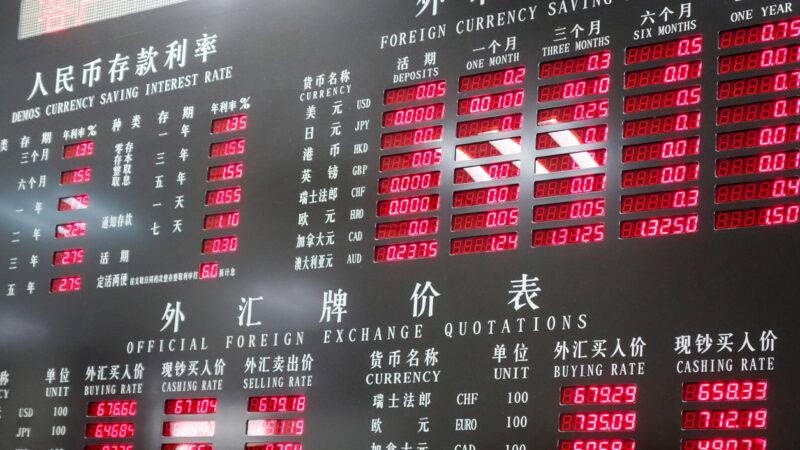 China cai na contramão das bolsas asiáticas; Europa inicia semana em alta