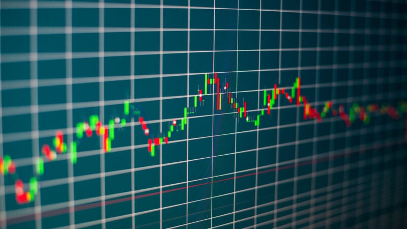 Ibovespa toca máxima histórica intradiária e fecha em alta pelo 8° pregão seguido; VALE3 e PETR4 avançam