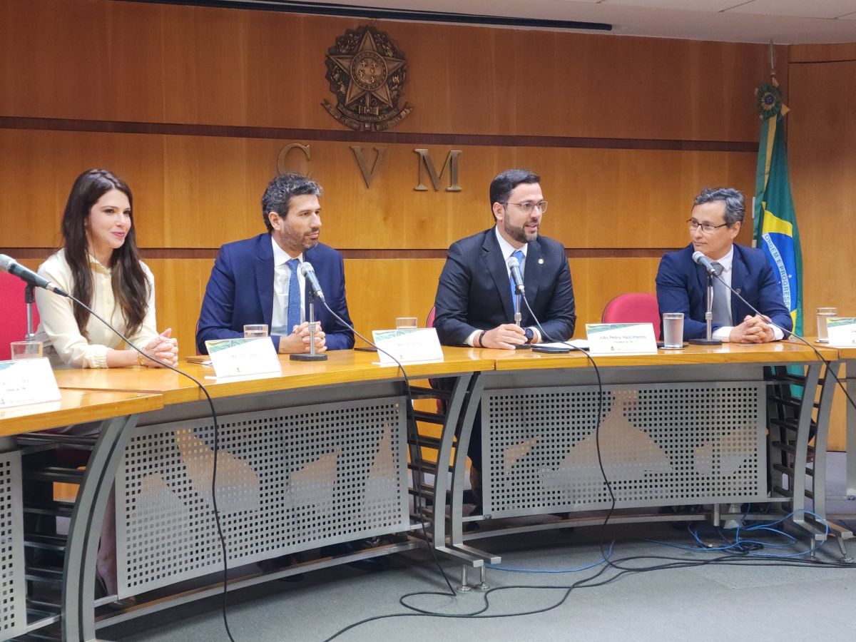 Em ordem (esq. para dir.), Marina Copola (Diretora da CVM), Marcos Pinto (Secretário de Reformas Econômicas do Ministério da Fazenda), João Pedro Nascimento (Presidente da CVM), Daniel Maeda (Diretor da CVM)