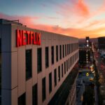 Netflix (NFLX34) tem aumento de receita, assinaturas e lucros, mas ação cai com previsões da empresa