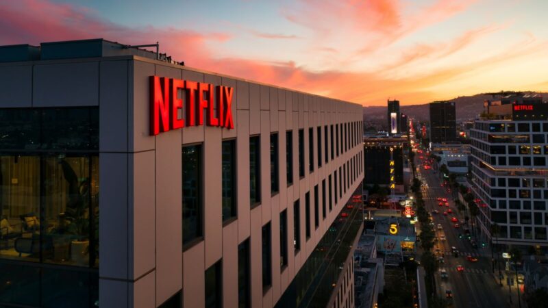 Netflix (NFLX34) tem aumento de receita, assinaturas e lucros, mas ação cai com previsões da empresa
