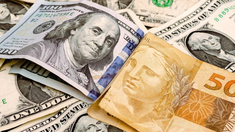 Dólar em queda após Boletim Focus e aguardando Campos Neto, em semana de formação de Ptax