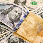 Dólar hesita de olho em dados dos EUA, commodities mistas e cautela fiscal