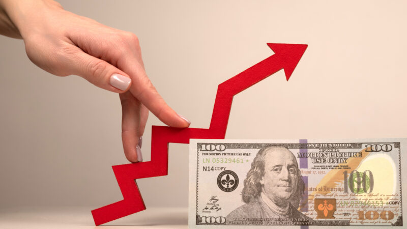 Dólar toca maior patamar desde 2022 e fecha nas alturas: o que está acontecendo com o câmbio?