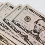 Dólar cai com BCs no radar e petróleo forte