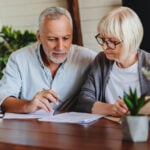 Investir para aposentadoria: é melhor montar uma carteira diversificada ou comprar imóveis?