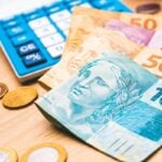 Com liquidez reduzida, taxas futuras longas apagam alta e encerram estáveis