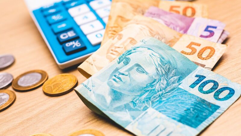Com liquidez reduzida, taxas futuras longas apagam alta e encerram estáveis