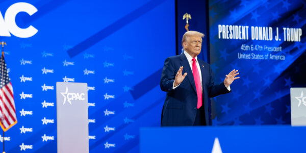 Trump promete tarifas sobre fármacos e ajuda às montadoras