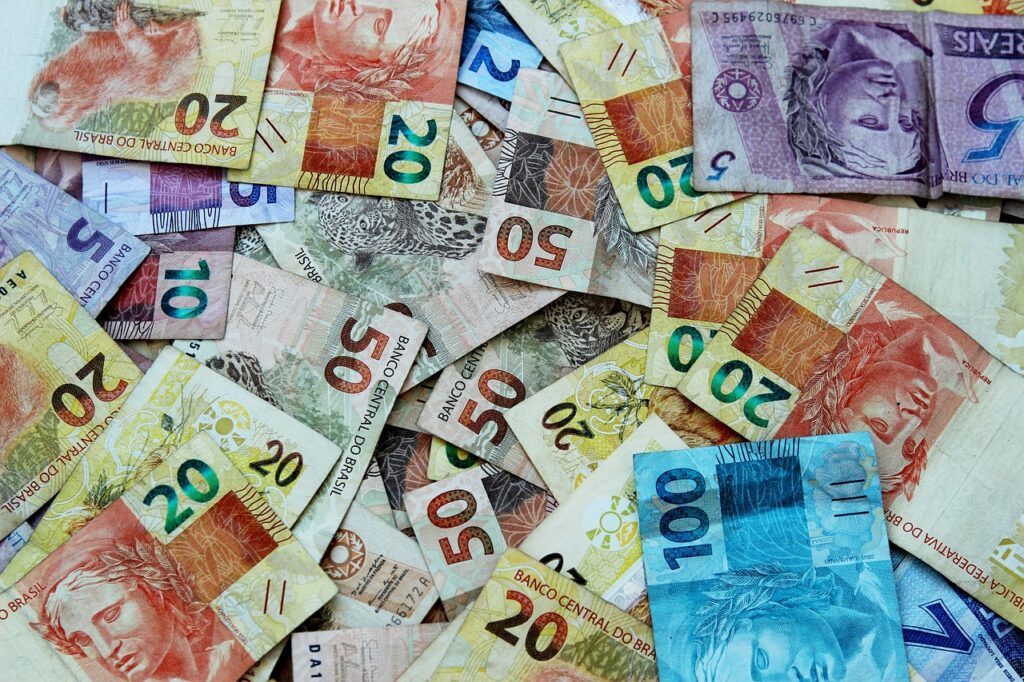 Dívida Bruta do Governo Geral (DBGG) como proporção do Produto Interno Bruto (PIB) subiu de 75,9% em março para 76,2% em abril, informou o Banco Central