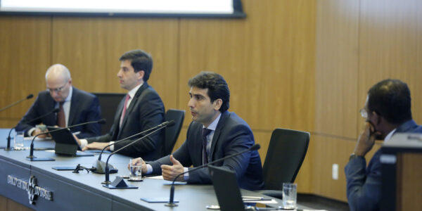 Copom eleva Selic a 14,75%, maior valor nominal em 19 anos