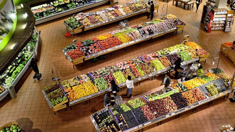 Varejo brasileiro cresce 0,8% em março, com terceira alta consecutiva