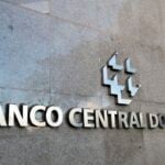 Focus volta a reduzir projeção de IPCA e do dólar para o fim de 2025