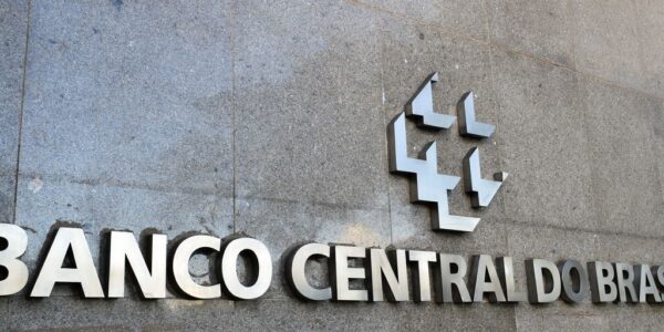 Focus volta a reduzir projeção de IPCA e do dólar para o fim de 2025