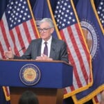 Fed mantém juros dos EUA sem alterações; Powell diz que vai “esperar para ver”