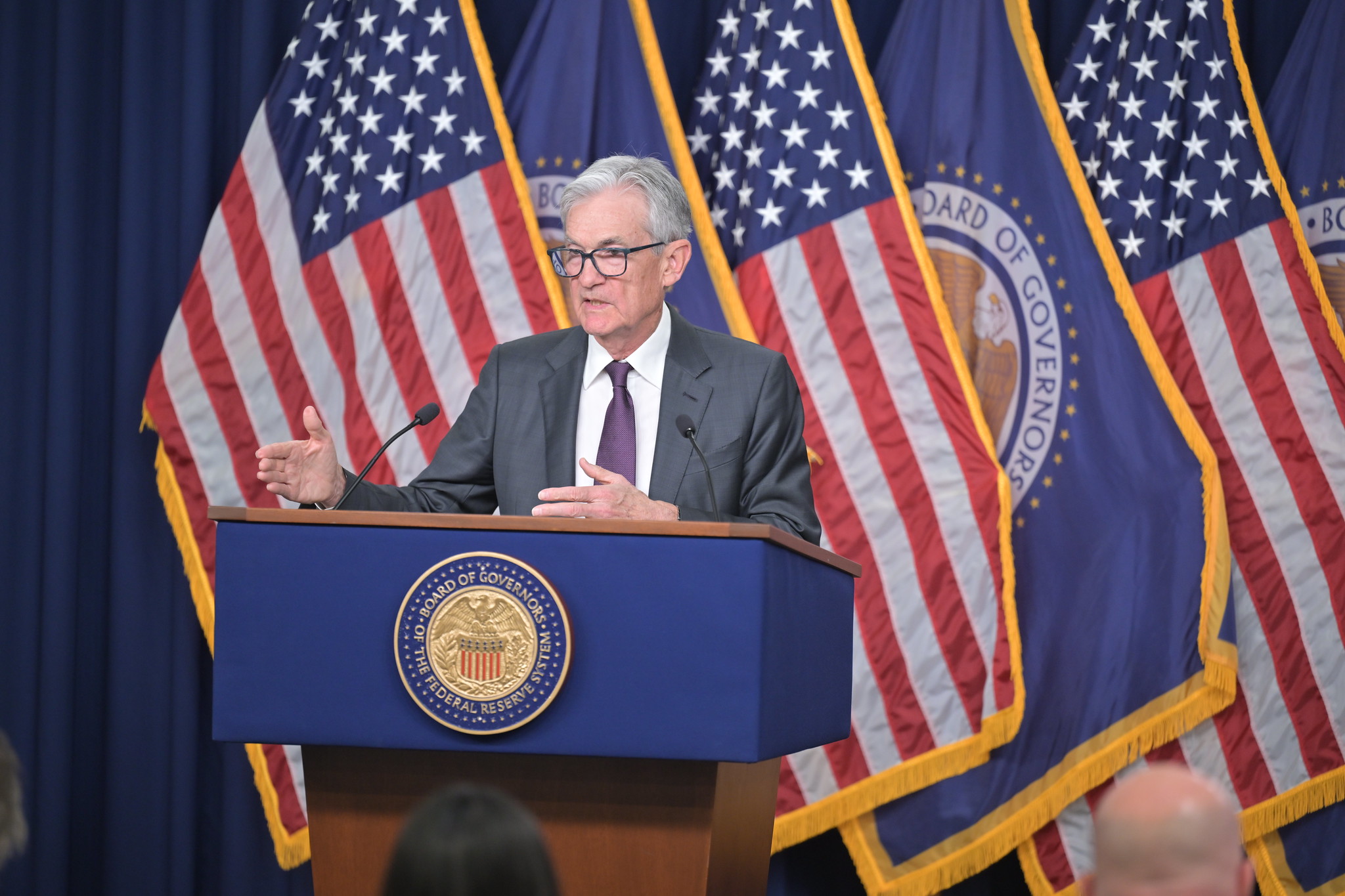 Fed mantém juros inalterados na faixa entre 3,50% a 3,75% ao ano