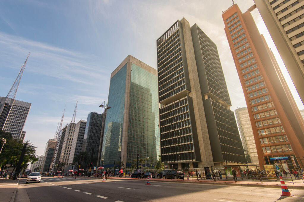 Fundos imobiliários vem mostrando sua resiliência no cenário de investimentos, mesmo num cenário desfavorável, com a Selic em 15%