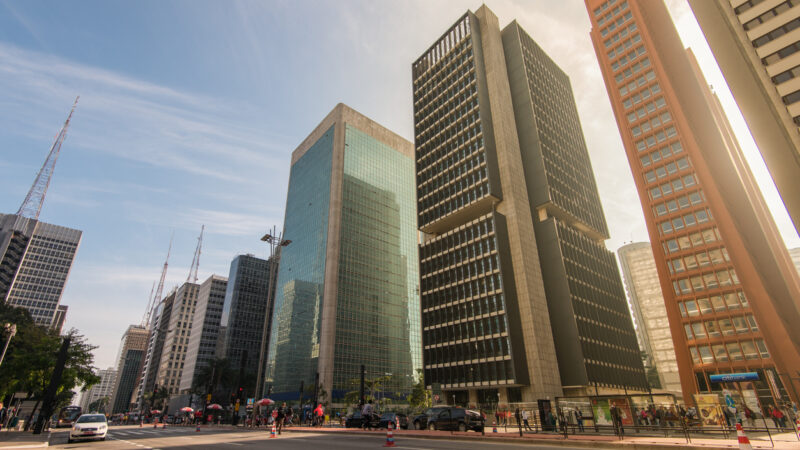 Fundos imobiliários mostram resiliência em cenário desfavorável: por que isso acontece?