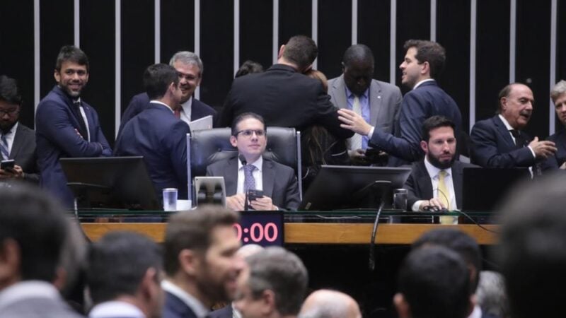 Câmara aprova urgência para projeto que derruba aumento do IOF