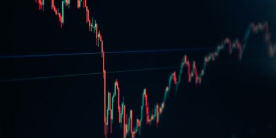 Ibovespa despenca e tem pior semana desde 2022. Commodities limitam perdas