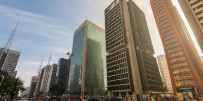 Fundos imobiliários “baratos”: 20 FIIs que entram em agosto com desconto acima de 30%