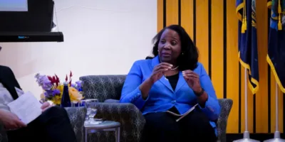 Dirigente do Fed evita comentar sobre Lisa Cook, mas defende independência do BC