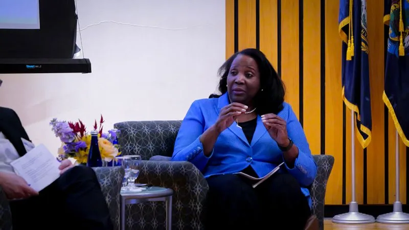 Dirigente do Fed evita comentar sobre Lisa Cook, mas defende independência do BC