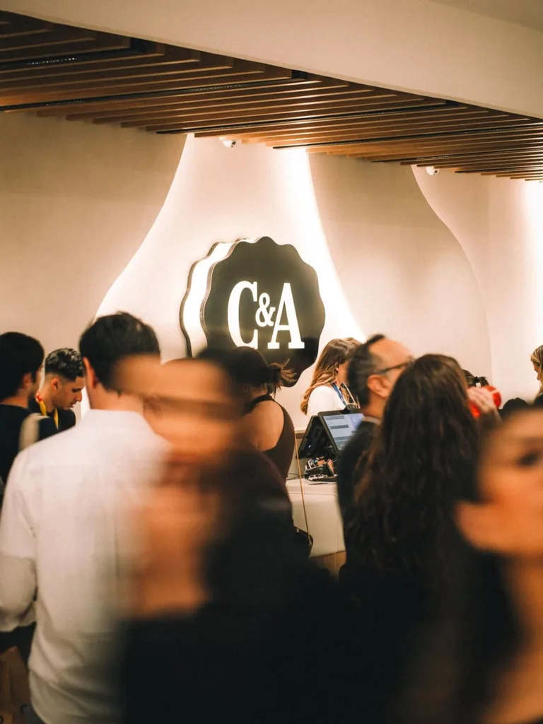 Ações da C&A (CEAB3) têm alta de 2,82% após inauguração de loja conceito no Shopping Center Norte, em São Paulo.